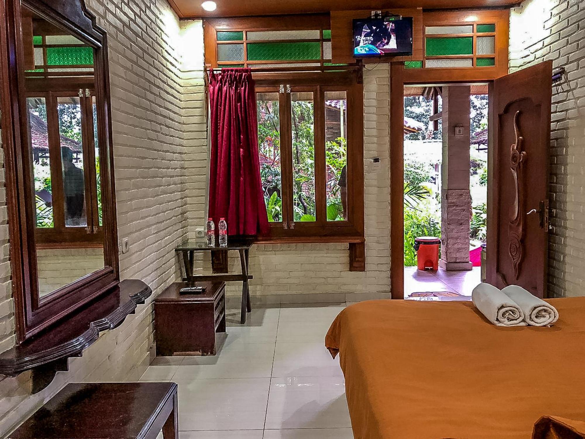 Arys Garden Hotel Yogyakarta ยอกยาการ์ตา ภายนอก รูปภาพ